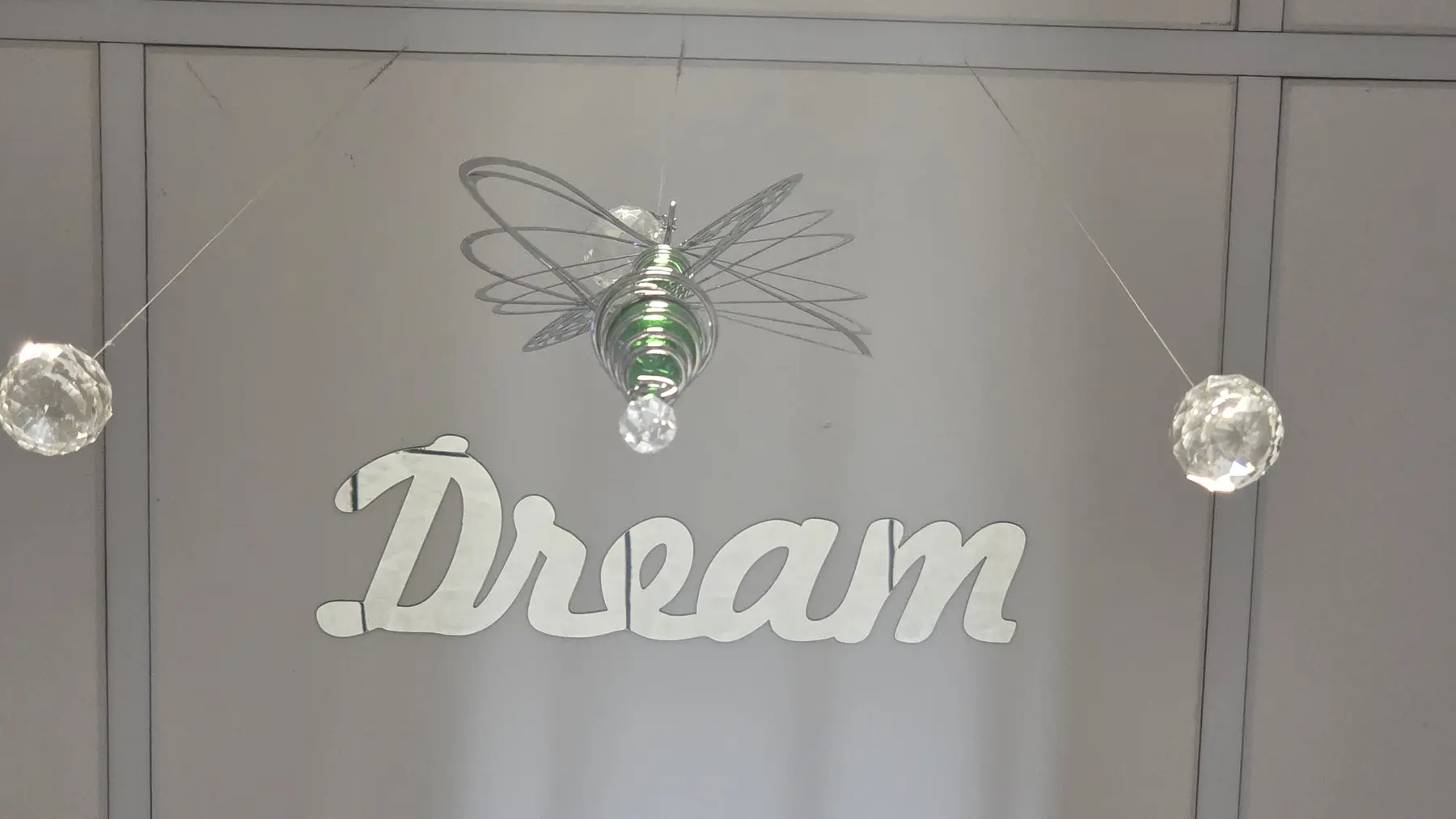 Dream-Schriftzug und Leuchten im Salon G-Style